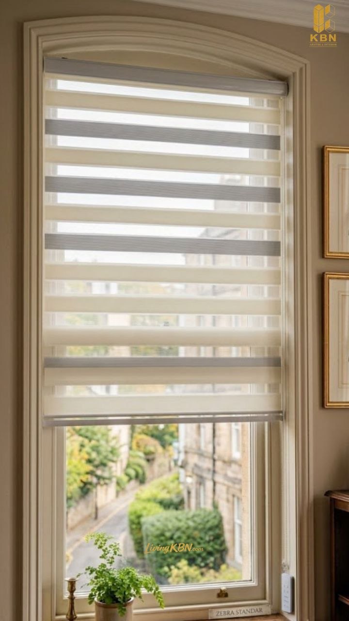 Ruang tamu modern dengan zebra blind premium pada jendela besar
