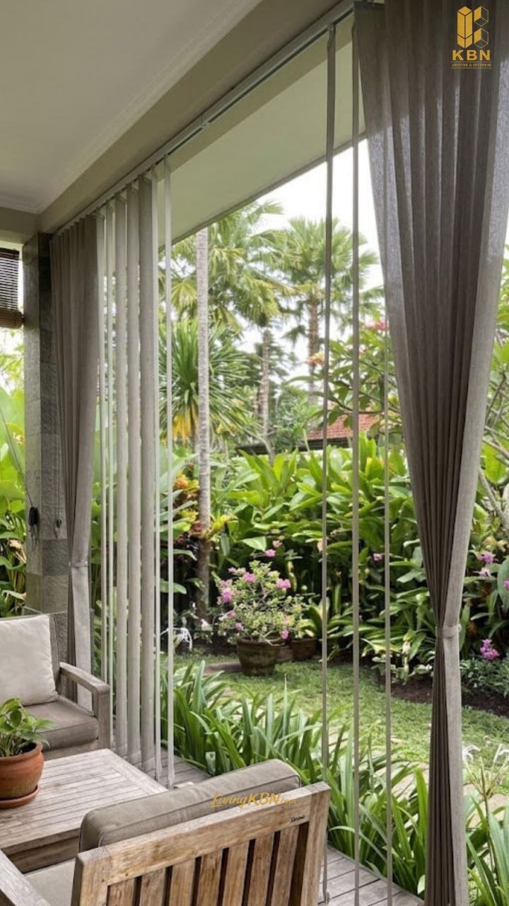 Outdoor vertical blind kain greige pada area lounge semi terbuka