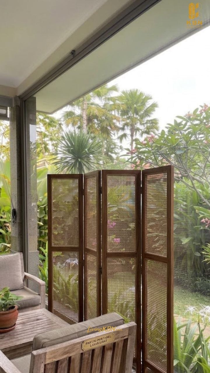 Folding screen partition rangka kayu dengan panel rotan untuk privasi area santai
