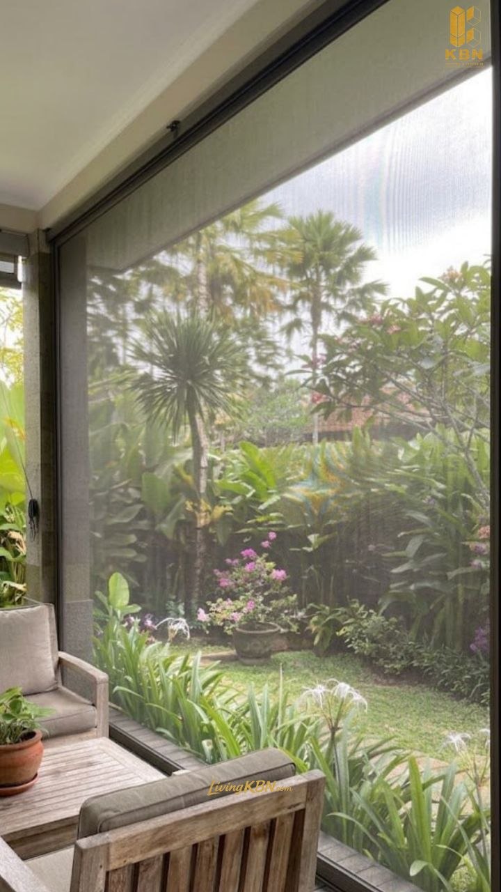 Jendela aluminium modern dengan insect screen dan pencahayaan alami